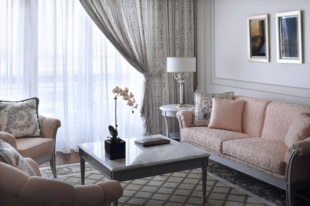 Palazzo Versace Dubai Exterior photo A living room at the Four Seasons Hotel
