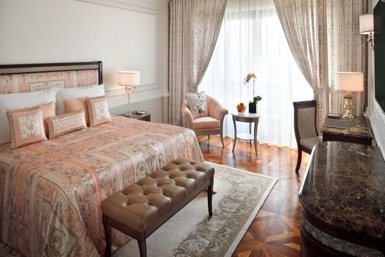 Palazzo Versace Dubai Exterior photo A bedroom at the Taj Mahal Palace
