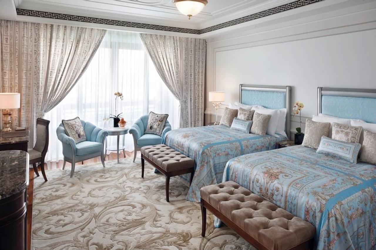 Palazzo Versace Dubai Exterior photo A guest room at the Burj Al Arab