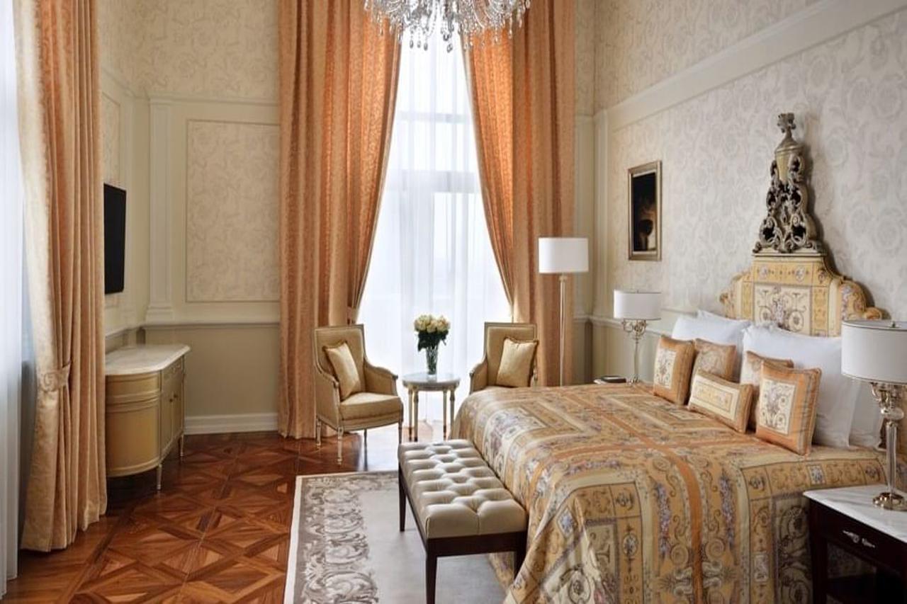 Palazzo Versace Dubai Exterior photo A bedroom at the Four Seasons Hotel
