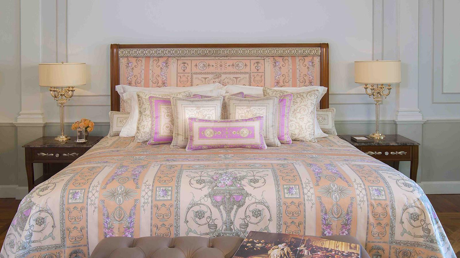 Palazzo Versace Dubai Exterior photo A bed with bed linen